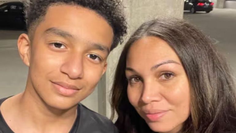 El joven junto a su madre. El joven junto a su madre.