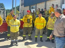 Rolando Figueroa, junto a los brigadistas. Rolando Figueroa, junto a los brigadistas.
