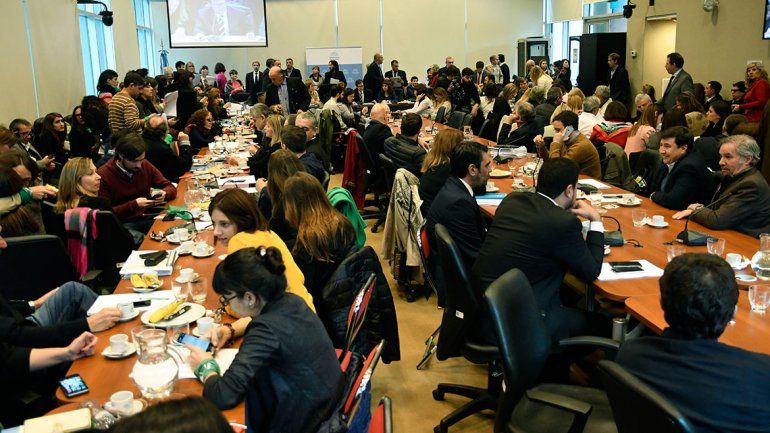 Los diputados a favor de la legalización del aborto consiguieron el dictamen.