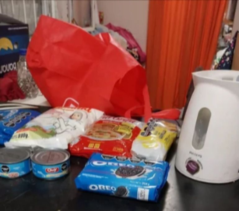 Las cosas que encontraron en una bolsa que, en su huida, el intruso dejó abandonada en la parroquia. Las cosas que encontraron en una bolsa que, en su huida, el intruso dejó abandonada en la parroquia.