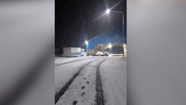 Por el cierre de Pino Hachado, hay más de 40 camiones varados en Las Lajas. Por el cierre de Pino Hachado, hay más de 40 camiones varados en Las Lajas.