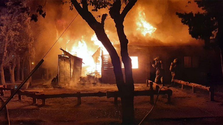 Picún Leufú: voraz incendio destruyó varias oficinas de la Muni