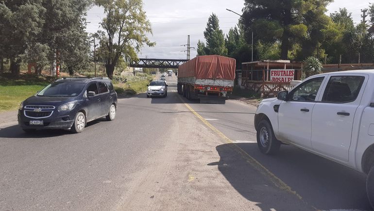 Proyectan bajar la Ruta 151 para evitar que choquen el puente del tren