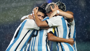 Argentina le ganó fácil a Venezuela bajo una lluvia torrencial en Indonesia. Argentina le ganó fácil a Venezuela bajo una lluvia torrencial en Indonesia.