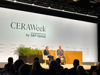 vaca muerta en el ceraweek 2026: el ceo de chevron respaldo las reformas de javier milei