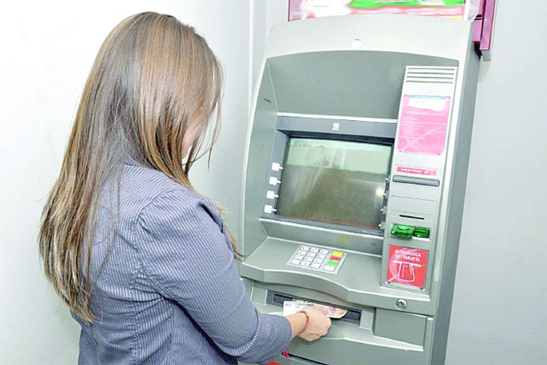 El empleado que replicó el plástico sacó de distintos cajeros una suma total de 80 mil pesos.