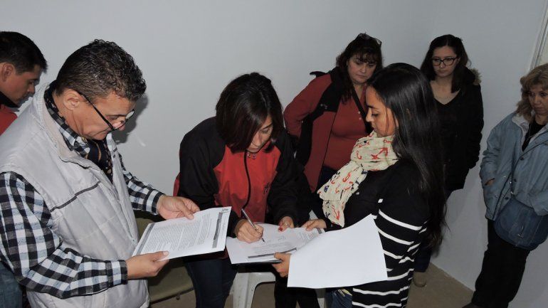 Los funcionarios se comprometieron a resolver los problemas.