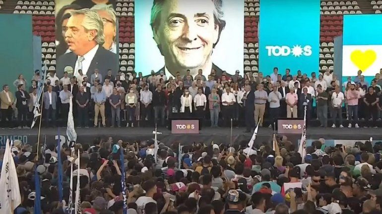 En un homenaje a Néstor, el Presidente aseguró que no se arrodillará ante el FMI