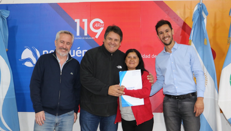 Mariano Gaido entregó titularidad de tierras y llevó el gabinete al norte de la ciudad