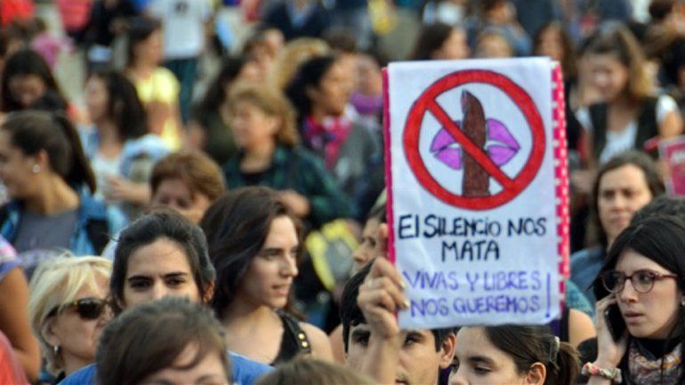 Las jóvenes víctimas denunciaron la violación que padecieron de parte de un músico neuquino. Ahora la fiscalía debe avanzar en el esclarecimiento. Las jóvenes víctimas denunciaron la violación que padecieron de parte de un músico neuquino. Ahora la fiscalía debe avanzar en el esclarecimiento.