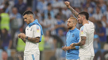 Leandro Paredes, Alejandro Gómez y Rodrigo De Paul en la previa de uno de los partidos de Argentina. Leandro Paredes, Alejandro Gómez y Rodrigo De Paul en la previa de uno de los partidos de Argentina.