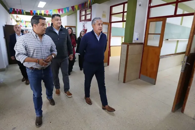 Figueroa recorrió las obras que se hicieron en las escuelas especiales.