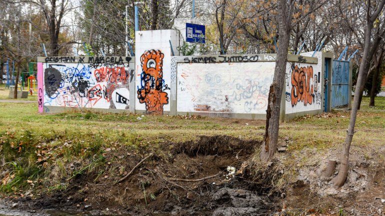 La política se desbordó por un caño cloacal del Durán