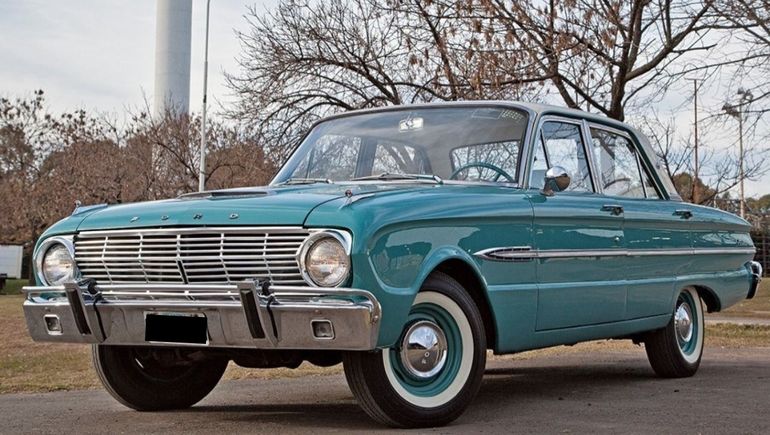Así era el primer Ford Falcon que se fabricó en la Argentina. 