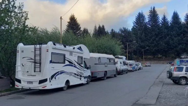 En Villa La Angostura, hay legislación específica que prohibe su estacionamiento en el radio urbano. En Villa La Angostura, hay legislación específica que prohibe su estacionamiento en el radio urbano.