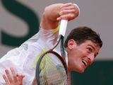 Avanza en Roland Garros el tenista argentino que tocó fondo y recibió un mensaje alentador de Djokovic