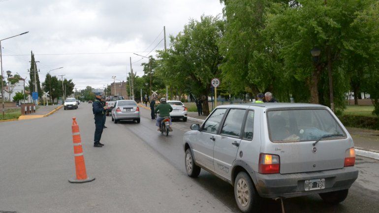 Inspectores haciendo controles en Plottier.