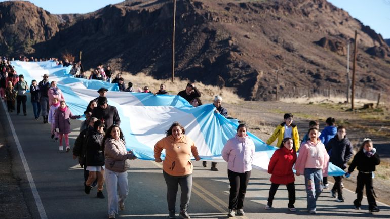 ¿La bandera más larga del país está en la Patagonia?: el emocionante trabajo de un pueblo cordillerano