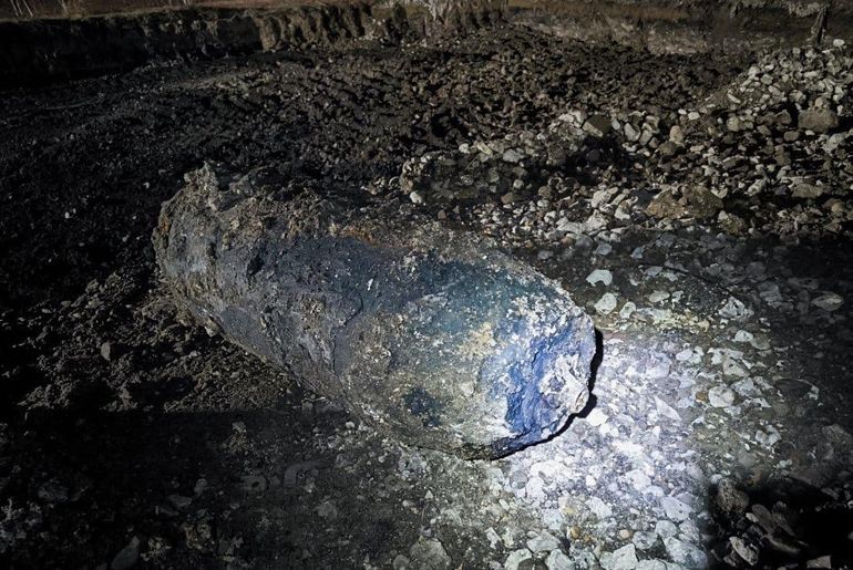 La supuesta imagen de la bomba de la Segunda Guerra Mundial que paralizó la estación de trenes de Francia. La supuesta imagen de la bomba de la Segunda Guerra Mundial que paralizó la estación de trenes de Francia.