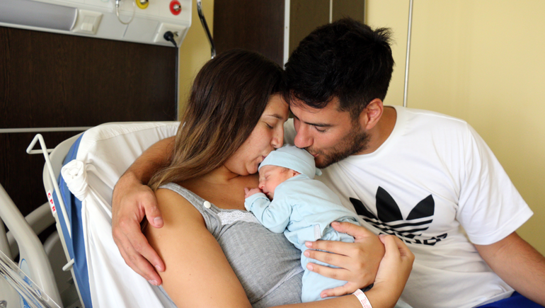 Vicente, el bebé que nació en las primeras horas del 2022