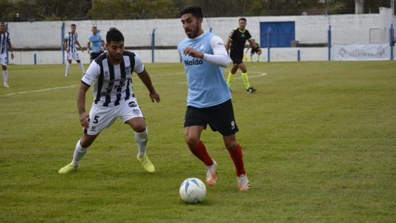 Mellado, termómetro y figura en la mitad de la cancha de Cipo. Gentileza La Mañana de Bolívar.