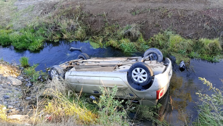 Ruta 7: volcaron y terminaron dentro de un desagüe