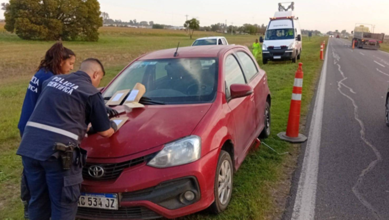 Un profesor universitario murió al ser atropellado mientras cambiaba la rueda de su auto