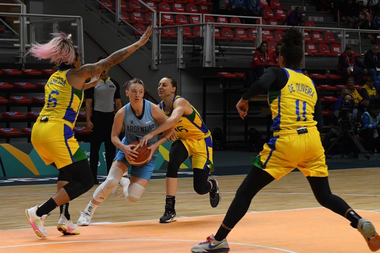 Brasil fue muy superior y se quedó con el clásico y buscará ante Colombia repetir el oro de Lima 2019. Foto: Sergio Dovio. Brasil fue muy superior y se quedó con el clásico y buscará ante Colombia repetir el oro de Lima 2019. Foto: Sergio Dovio.