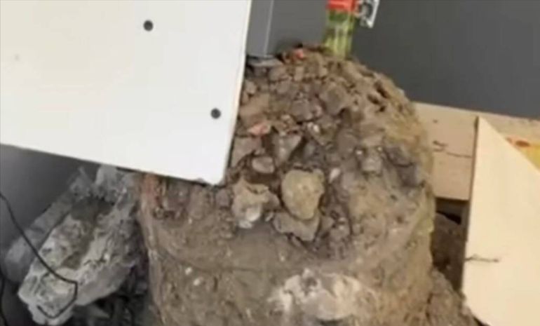 El caño de un pozo petrolero que emergió en el medio de una casa por los deslizamientos del cerro Hermitte, en Comodoro Rivadavia. El caño de un pozo petrolero que emergió en el medio de una casa por los deslizamientos del cerro Hermitte, en Comodoro Rivadavia.