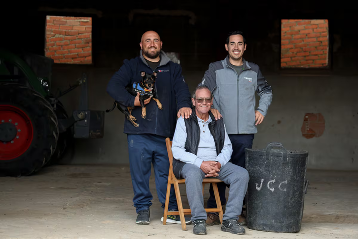 En el centro de la imagen Miguel Díaz García junto a sus hijos Miguel Ángel Díaz (izquierda) y Adrian Díaz (derecha), una familia dedicada a la agricultura, en Villarejo de Salvanés (Madrid) el 10 de marzo. En el centro de la imagen Miguel Díaz García junto a sus hijos Miguel Ángel Díaz (izquierda) y Adrian Díaz (derecha), una familia dedicada a la agricultura, en Villarejo de Salvanés (Madrid) el 10 de marzo.