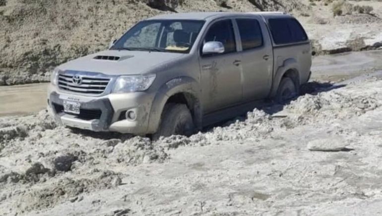 La camioneta empantanada de Pedro Kreder y Juana Morales