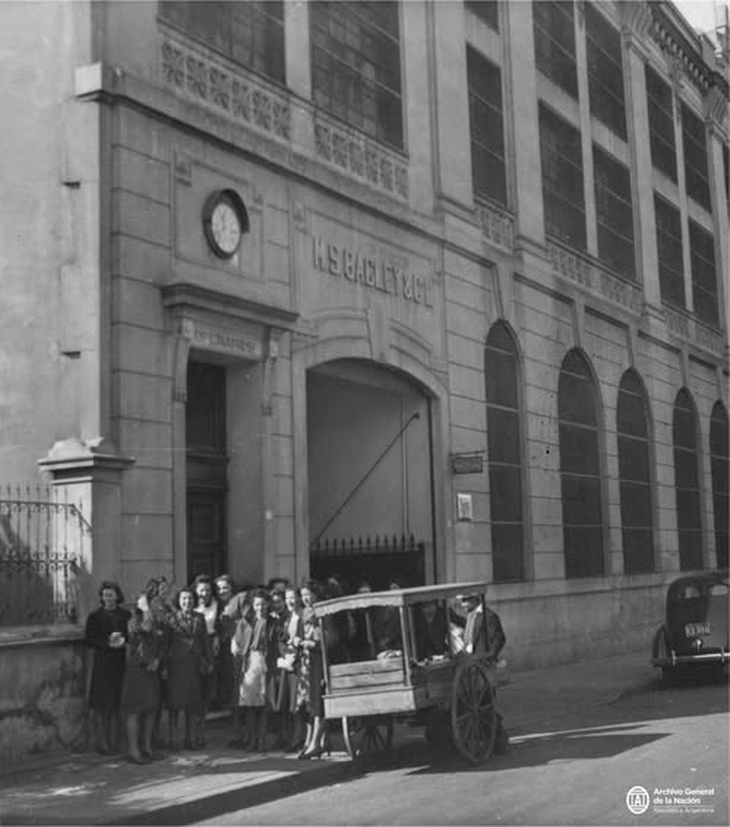 Obreras de la fábrica Bagley, Buenos Aires. Foto: Archivo General de la Nación Argentina.