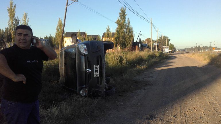 Un conductor se acerca para asistir al joven mientras sale del vehículo.