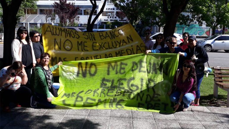 Reclaman una vacante para sus hijos: son 17 chicos sin banco en Cutral Co