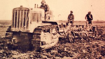tractor hombre - FUENTE WEB DOCUEMENTAL INGENIO SAN LORENZO.jpg