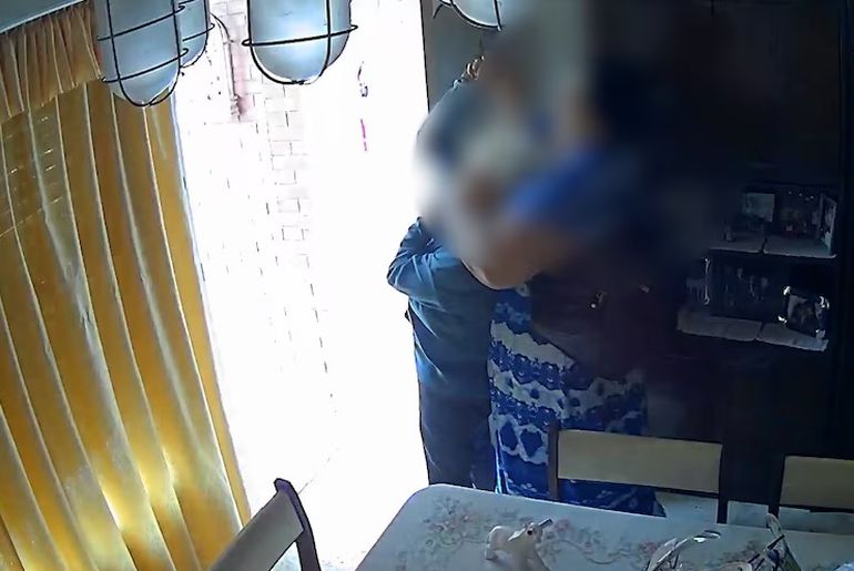 La victima de la entradera fue inmovilizada por la asaltante. La victima de la entradera fue inmovilizada por la asaltante.