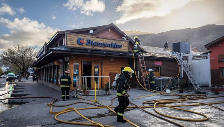 Evacuaron una sucursal de la Cooperativa Obrera de San Martín de los Andes por un incendio.