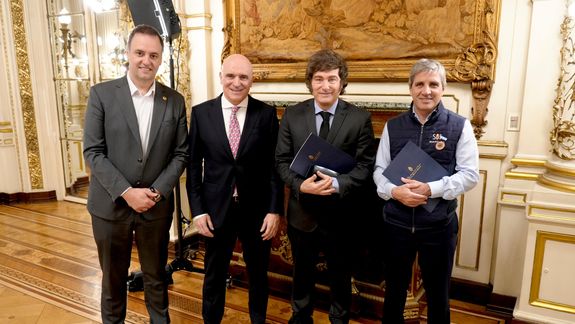 El presidente Javier Milei con el vocero Manuel Adorni, el diputado José Luis Espert y el ministro de Economía Luis Caputo.