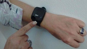 A la mujer y a sus hijos les dieron un botón antipánico para su seguridad. A la mujer y a sus hijos les dieron un botón antipánico para su seguridad.