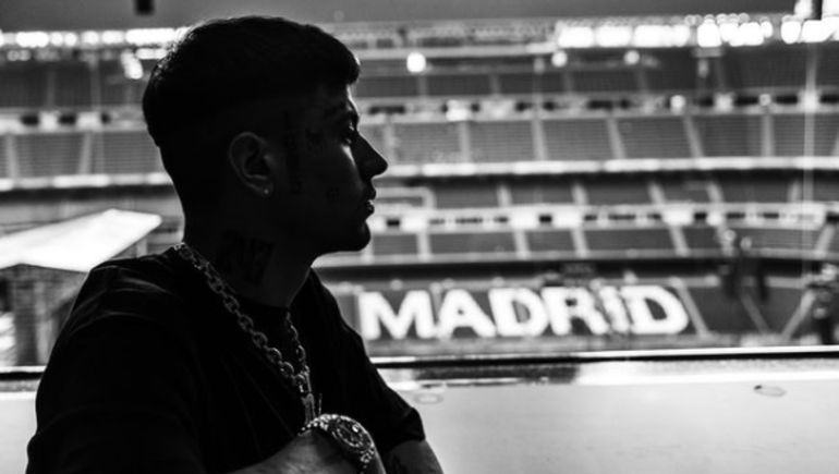 Duki en la previa del show en el estadio Santiago Bernabeú de Madrid