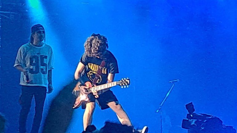 Tobías Pascual, el neuquino que subió a tocar con Airbag. Tobías Pascual, el neuquino que subió a tocar con Airbag.