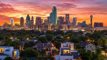 Dallas espera recibir a miles de visitantes durante el Mundial 2026, un evento que impulsó inversiones en infraestructura y transporte. Dallas espera recibir a miles de visitantes durante el Mundial 2026, un evento que impulsó inversiones en infraestructura y transporte.