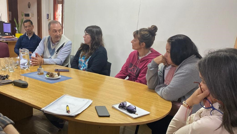 La Defensoría del Pueblo convocó una reunión entre referentes municipales y vecinas para tratar el tema de la finalización de las cloacas en sector Aeropuerto.