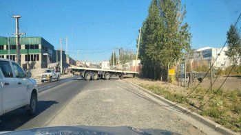 un camión perdió el acoplado en medio de la calle en parque industrial