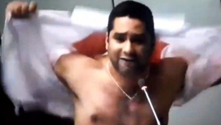 Diputado anticuarentena se sacó la camisa en plena sesión y se convirtió en meme