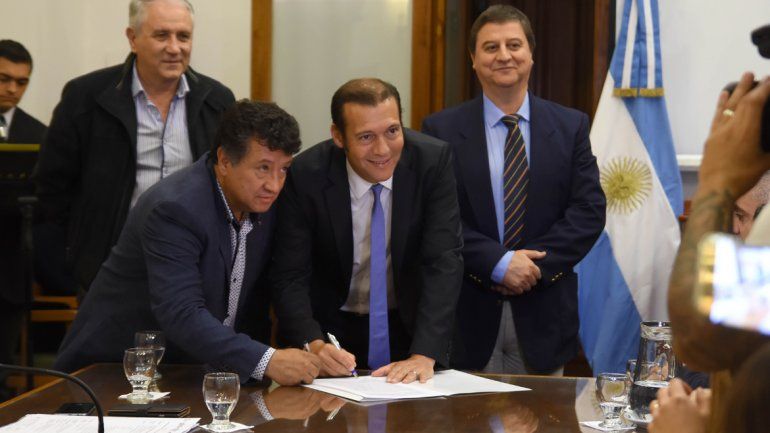 Gutiérrez dio la novedad ayer en la firma de contrato para hacer escuelas.