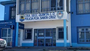 Al volver a su casa, el padre encontró a los dos menores muy alterados y tras descubrir el robo, hizo la denuncia en la Comisaría Quinta de Caleta Olivia, en Santa Cruz. Al volver a su casa, el padre encontró a los dos menores muy alterados y tras descubrir el robo, hizo la denuncia en la Comisaría Quinta de Caleta Olivia, en Santa Cruz.