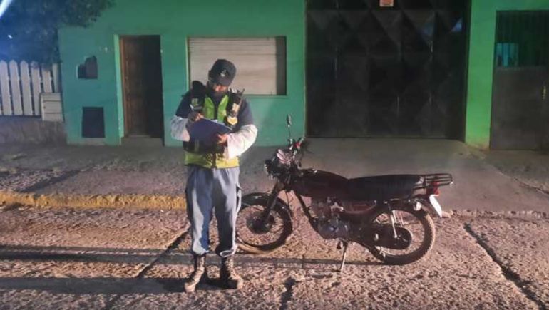 Por conducir borrachos, la Policía les sacó el auto y siguieron a pie