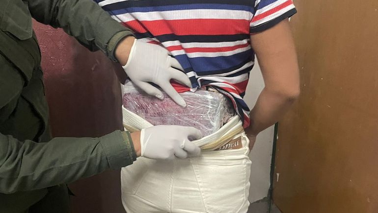 Venía en colectivo a Neuquén con cocaína pegada al cuerpo