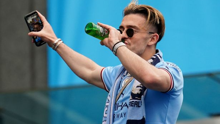 Jack Grealish en los largos festejos tras haber ganado la Champions League.&nbsp;